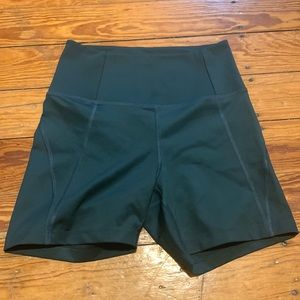 Girlfriend collective high rise run short in Moss - S